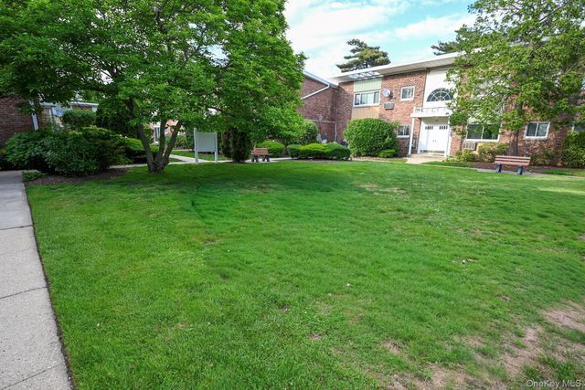 271 N Newbridge Road 2C, Levittown, NY 11756