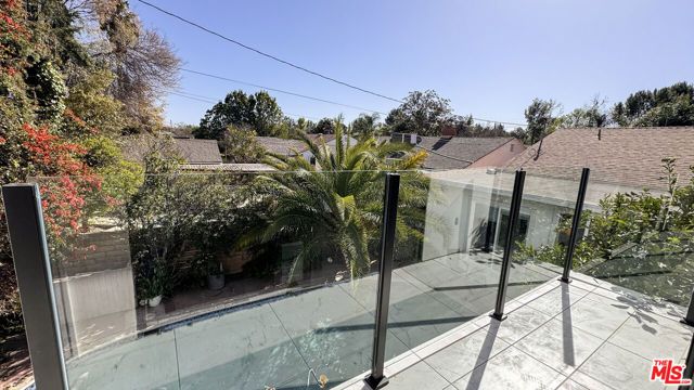 19557 Calvert Street, Tarzana (los Angeles), CA 91335