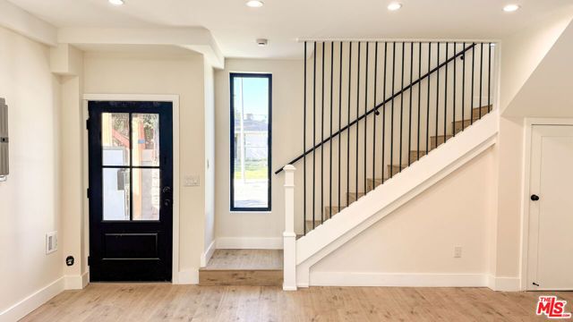 19557 Calvert Street, Tarzana (los Angeles), CA 91335