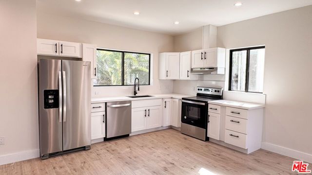 19557 Calvert Street, Tarzana (los Angeles), CA 91335