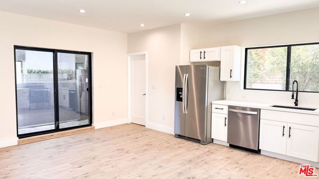 19557 Calvert Street, Tarzana (los Angeles), CA 91335