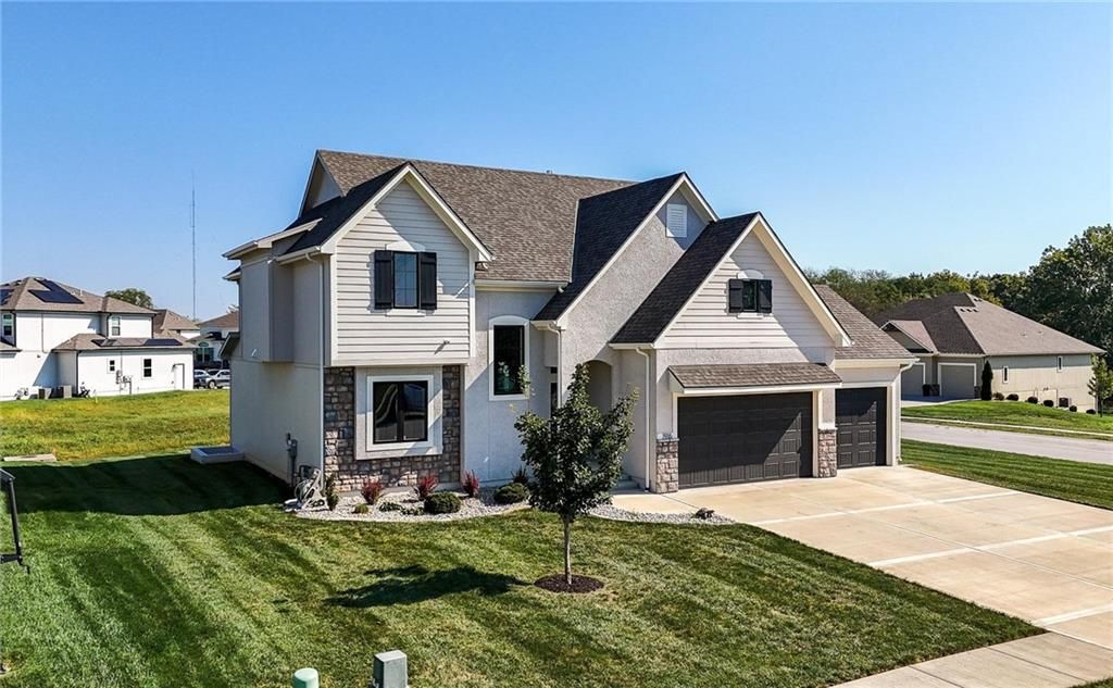 1916 NE Park Ridge Drive, Lee's Summit, MO 64064