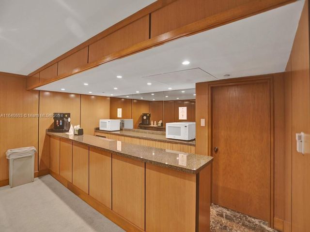 19667 Turnberry Way 3E, Aventura, FL 33180