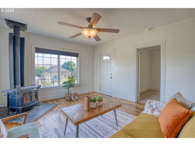 1302 E 10TH St, The Dalles, OR 97058