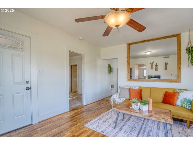 1302 E 10TH St, The Dalles, OR 97058
