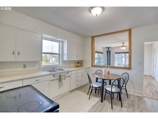 1302 E 10TH St, The Dalles, OR 97058