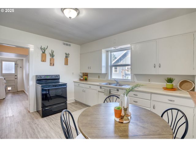 1302 E 10TH St, The Dalles, OR 97058