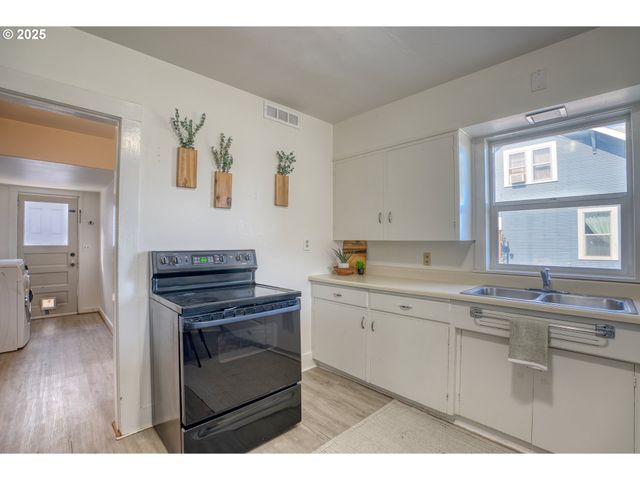 1302 E 10TH St, The Dalles, OR 97058