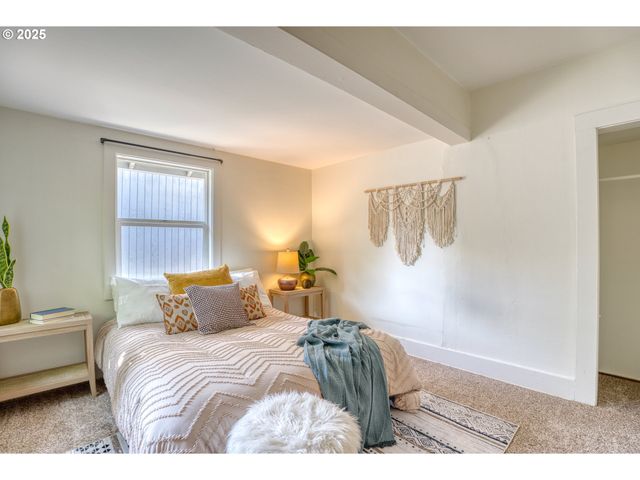 1302 E 10TH St, The Dalles, OR 97058