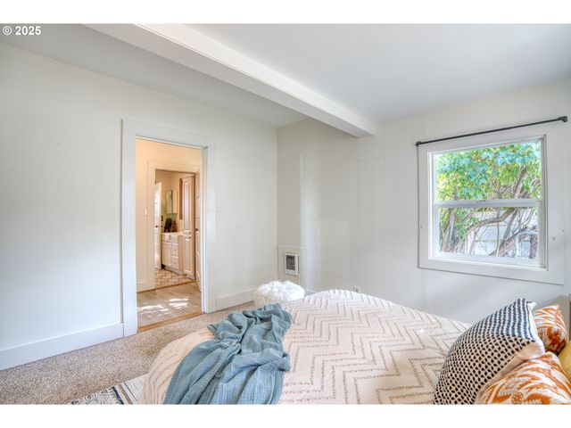 1302 E 10TH St, The Dalles, OR 97058