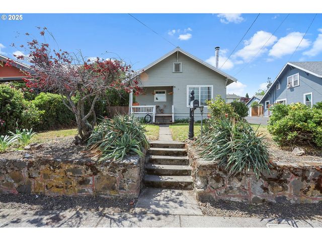 1302 E 10TH St, The Dalles, OR 97058