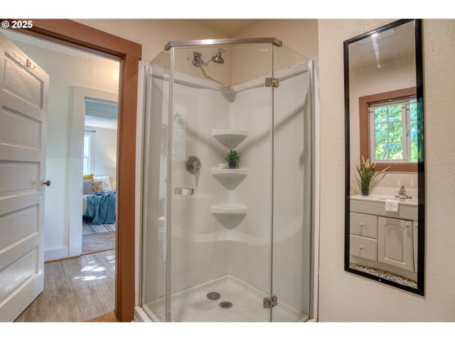 1302 E 10TH St, The Dalles, OR 97058