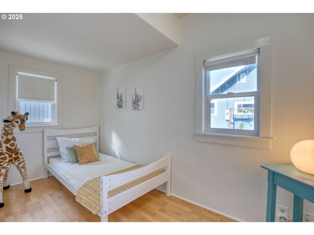1302 E 10TH St, The Dalles, OR 97058