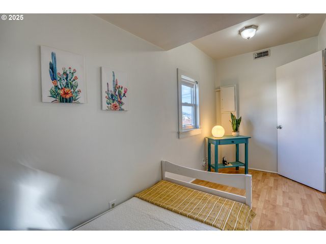 1302 E 10TH St, The Dalles, OR 97058