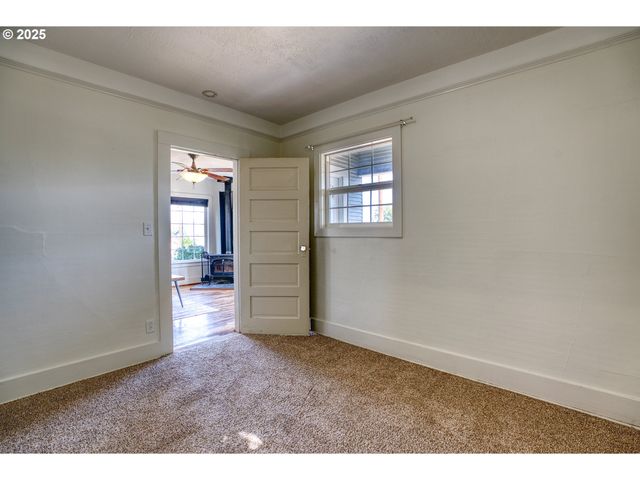 1302 E 10TH St, The Dalles, OR 97058
