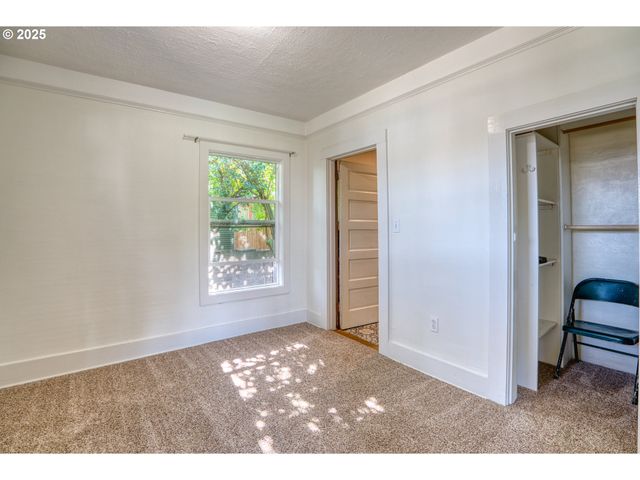 1302 E 10TH St, The Dalles, OR 97058