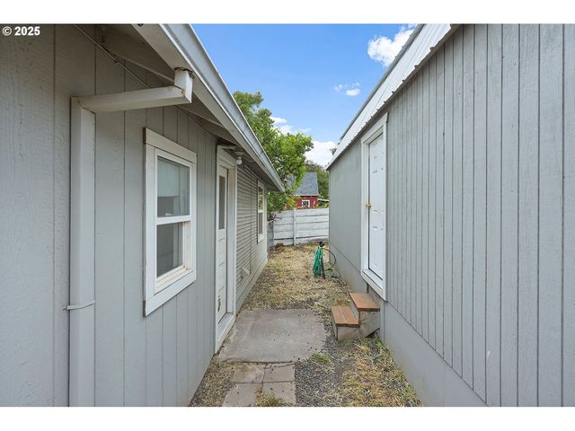 1302 E 10TH St, The Dalles, OR 97058