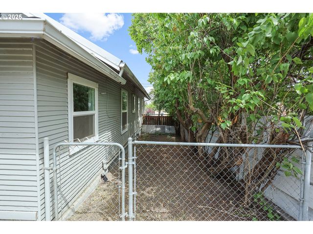 1302 E 10TH St, The Dalles, OR 97058
