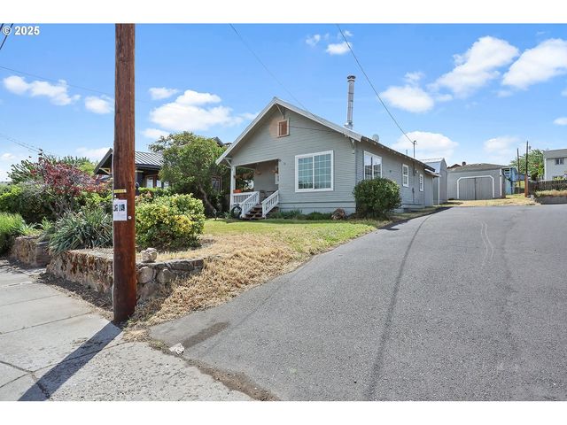 1302 E 10TH St, The Dalles, OR 97058