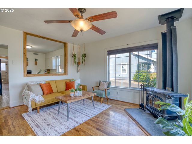 1302 E 10TH St, The Dalles, OR 97058