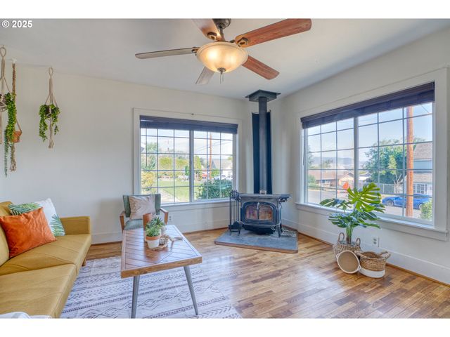 1302 E 10TH St, The Dalles, OR 97058