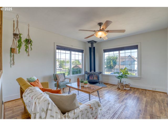1302 E 10TH St, The Dalles, OR 97058