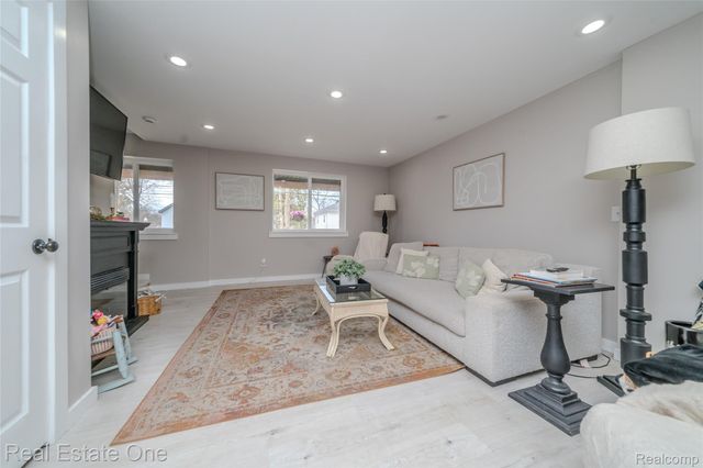 515 S Michigan Avenue, Howell, MI 48843