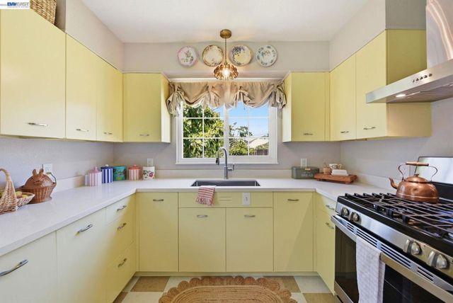 1135 Via Esperanza, San Lorenzo, CA 94580