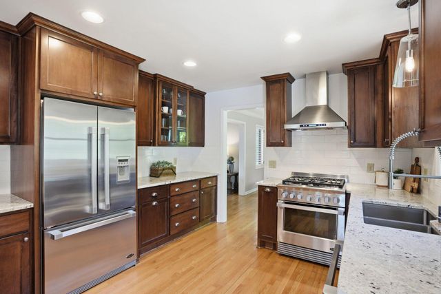 6410 Fox Path, Chanhassen, MN 55317