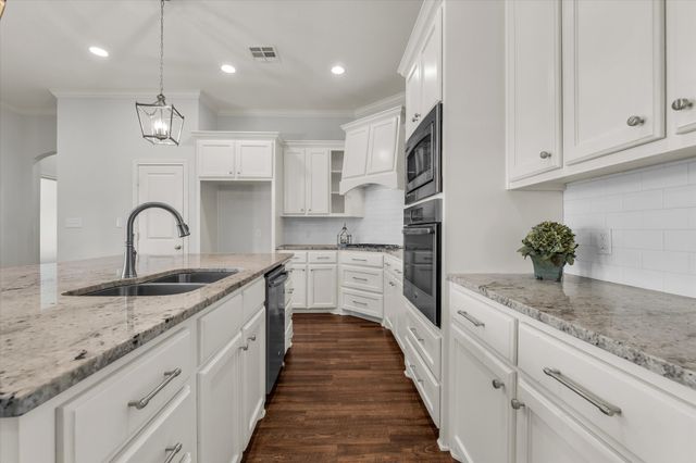 421 Northridge Circle, West, TX 76691