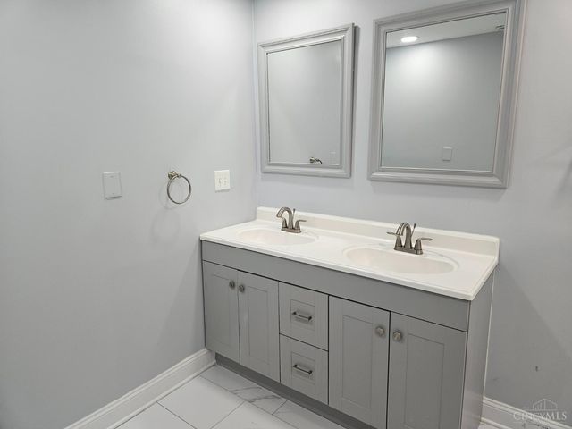 579 W Kemper Road, Springdale, OH 45246