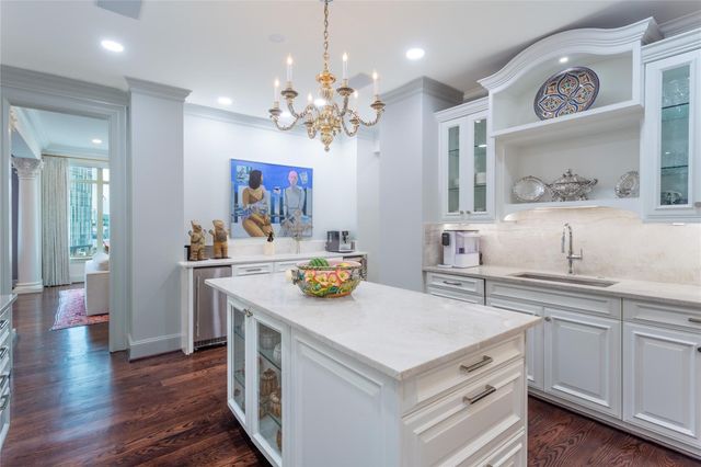 2525 N PEARL Street 1004, Dallas, TX 75201