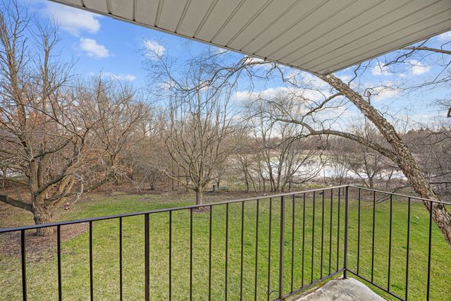 93 N Victoria Lane D, Streamwood, IL 60107