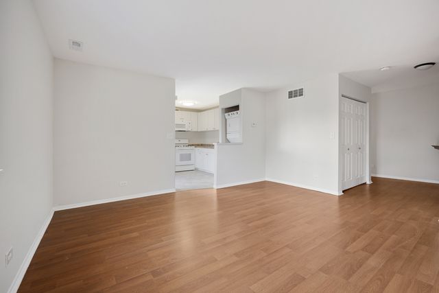 93 N Victoria Lane D, Streamwood, IL 60107