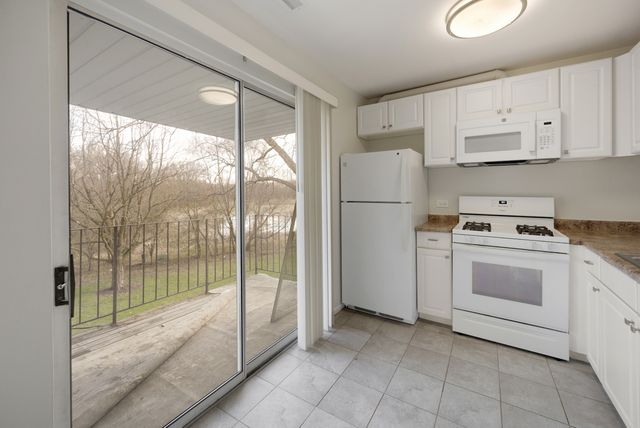 93 N Victoria Lane D, Streamwood, IL 60107