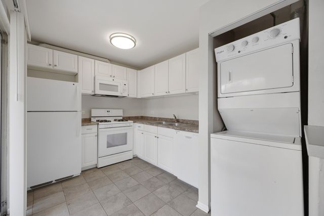 93 N Victoria Lane D, Streamwood, IL 60107