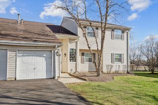 93 N Victoria Lane D, Streamwood, IL 60107