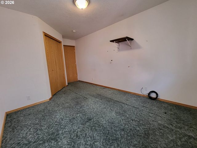 3884 SHENSTONE Dr, Eugene, OR 97404