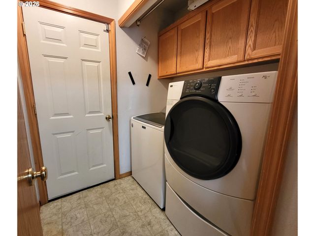 3884 SHENSTONE Dr, Eugene, OR 97404