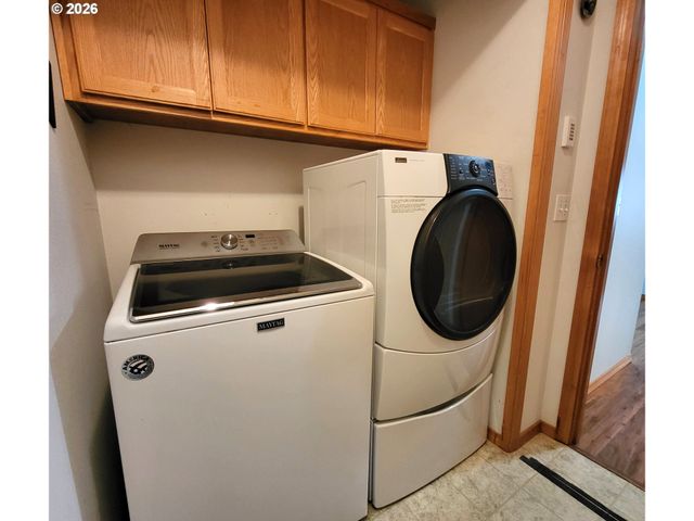 3884 SHENSTONE Dr, Eugene, OR 97404