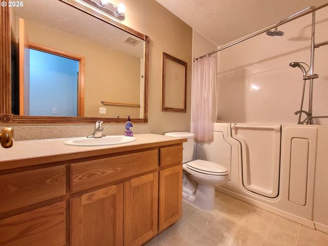 3884 SHENSTONE Dr, Eugene, OR 97404