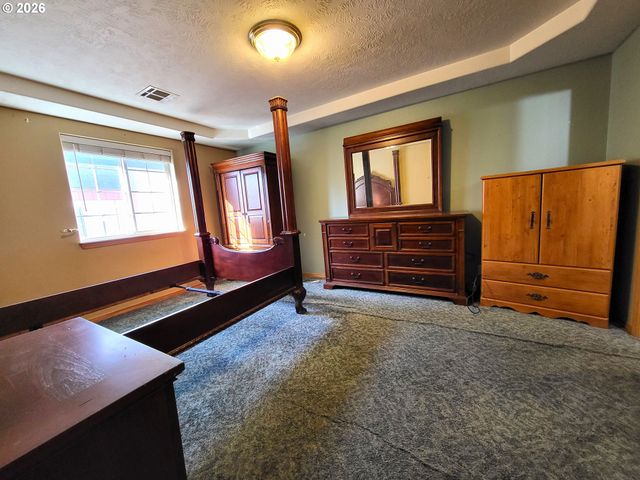 3884 SHENSTONE Dr, Eugene, OR 97404