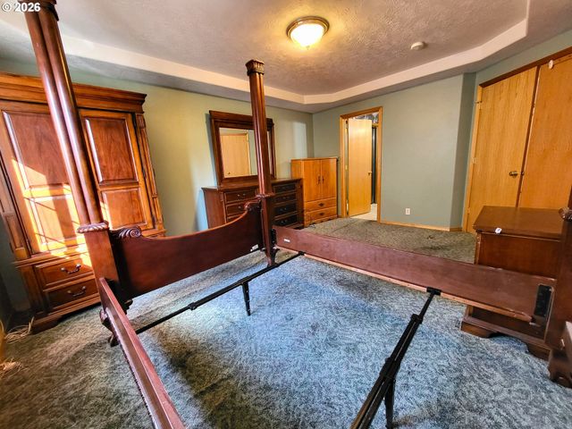 3884 SHENSTONE Dr, Eugene, OR 97404