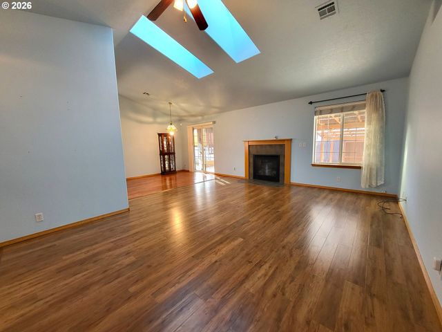 3884 SHENSTONE Dr, Eugene, OR 97404