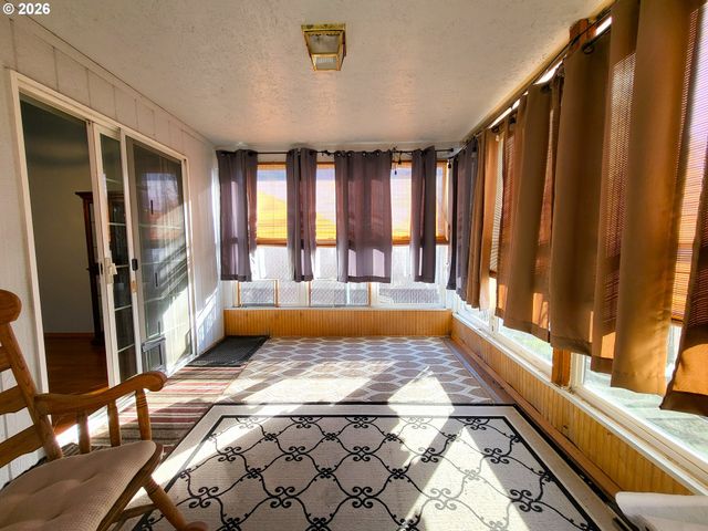 3884 SHENSTONE Dr, Eugene, OR 97404