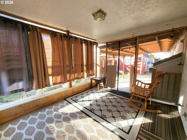 3884 SHENSTONE Dr, Eugene, OR 97404