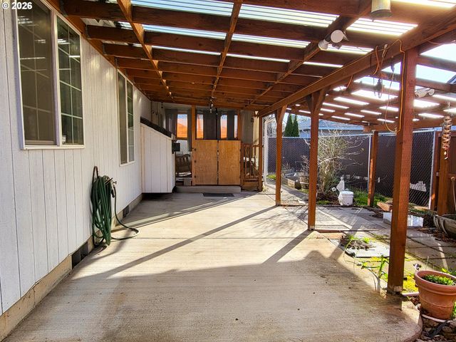 3884 SHENSTONE Dr, Eugene, OR 97404