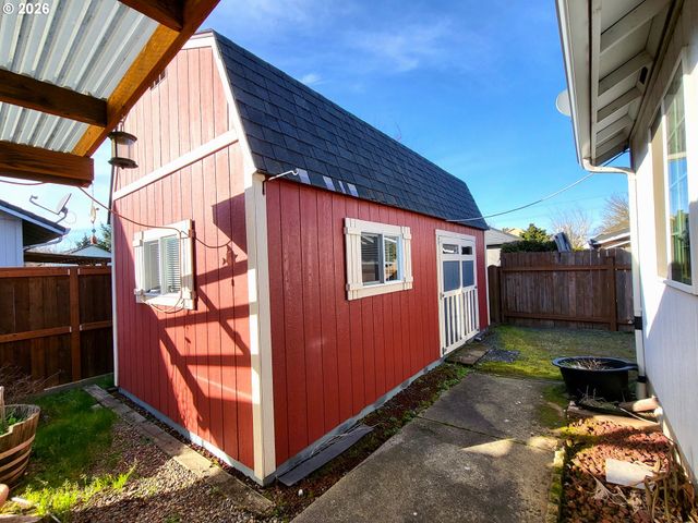 3884 SHENSTONE Dr, Eugene, OR 97404