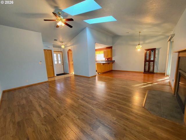 3884 SHENSTONE Dr, Eugene, OR 97404