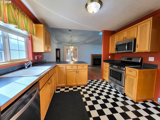 3884 SHENSTONE Dr, Eugene, OR 97404